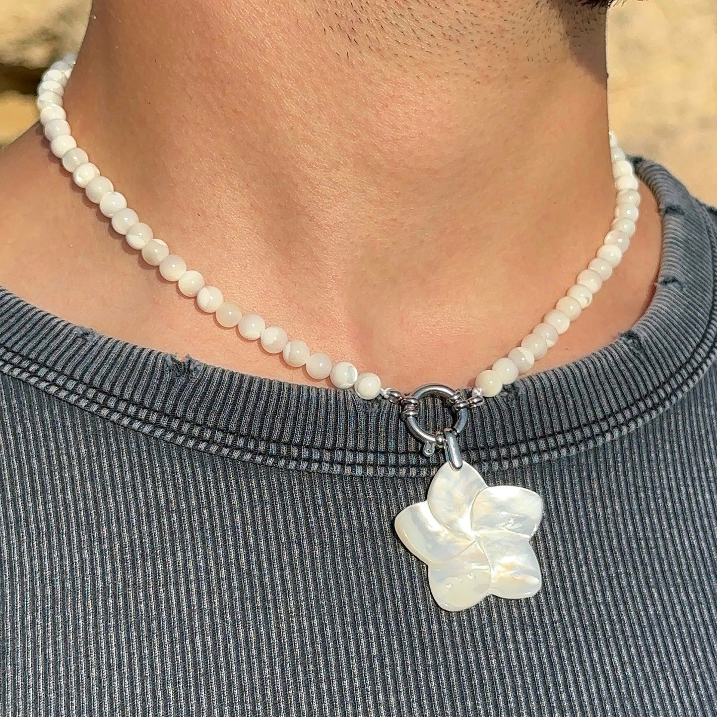 COLLIER FLEUR DE MONOÏ NACRÉ