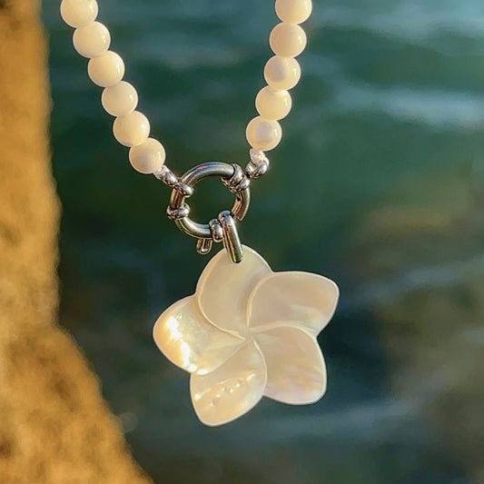 COLLIER FLEUR DE MONOÏ NACRÉ