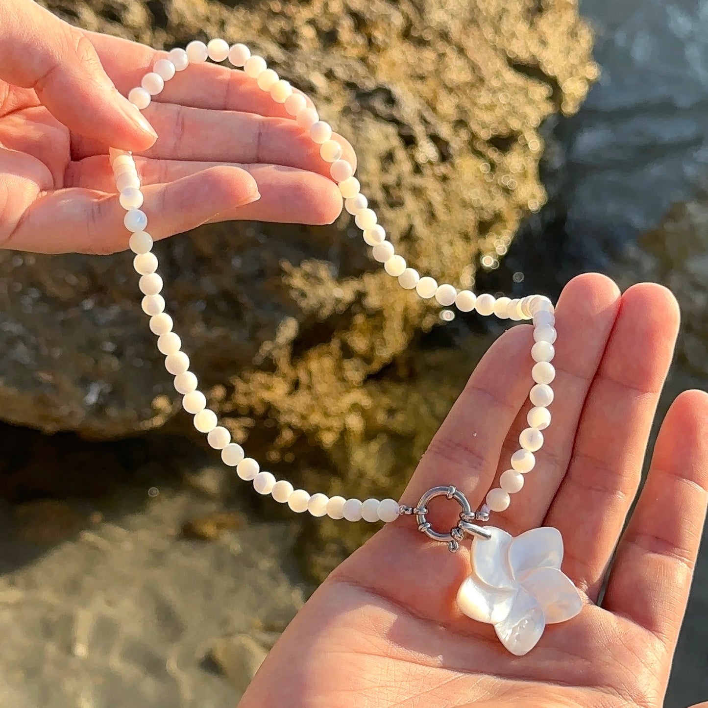COLLIER FLEUR DE MONOÏ NACRÉ