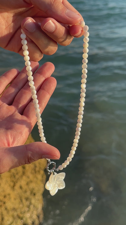 COLLIER FLEUR DE MONOÏ NACRÉ